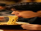 拍朋友吃面条的瞬间，用“侧脸+连拍”