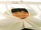 阳台上晒的被子，让小孩从被单后面钻出来