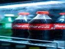 深夜便利店，拍冰柜里饮料瓶身上的冷凝水