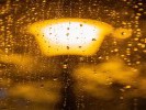 拍玻璃窗上的雨滴，对焦到窗外风景
