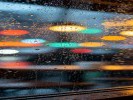  雨天窗户上的水珠别擦，那是天然滤镜