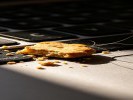 拍笔记本键盘缝隙的 crumbs，用“微距+侧光”