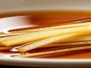 拍饺子醋碟里的姜丝，用“微距+俯拍”