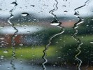  拍一扇窗，不要拍窗外——拍"窗上的雨滴"正在滑落的那条线