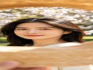 花丛拍人总是背景杂乱？用“人像模式”找一片叶子当前景
