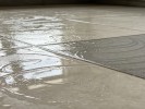 刚拖完的地面，水痕是“书法”