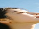 拍照时总被说"表情僵硬"？别让人看镜头，让他看"别处"