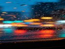 下雨天，车窗是最好的“移轴滤镜”