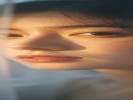 拍蚊帐里的自己，制造“朦胧梦境”