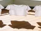 午后晾衣绳上的影子，三件衣服的影子排成一排