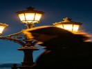 拍树、拍路灯，画面太满太挤？给它一个“邻居”就好了
