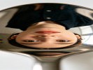 拍金属勺子背面反射的倒立自己