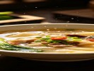 拍美食转盘子，让光“舔”过食物