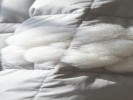 拍羽绒服充气后的膨胀。鼓包的形状