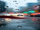 拍雨天玻璃上的水珠，用口红在窗外抹一下