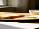 早餐拍得没食欲？试试“侧逆光+白色瓷盘”