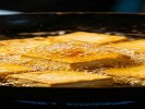 夜市里拍油锅里的臭豆腐，金黄色的气泡